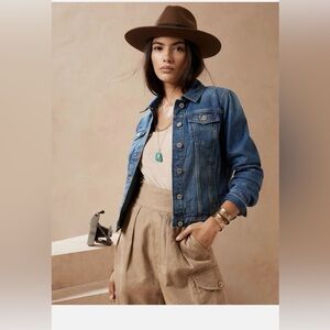 NWT BANANA REPUBLIC ESSENTIAL JEAN JACKET IN XS